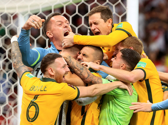 Thủ môn dự bị hóa người hùng, Úc giành vé đến World Cup 2022