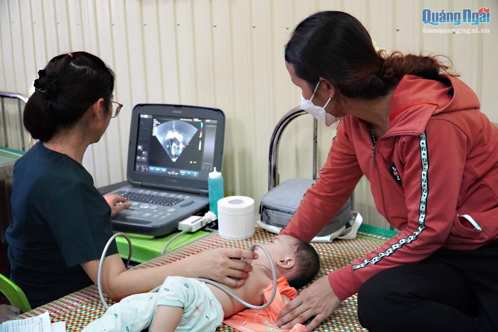 Khám sàng lọc bệnh tim miễn phí cho 500 trẻ em huyện Trà Bồng