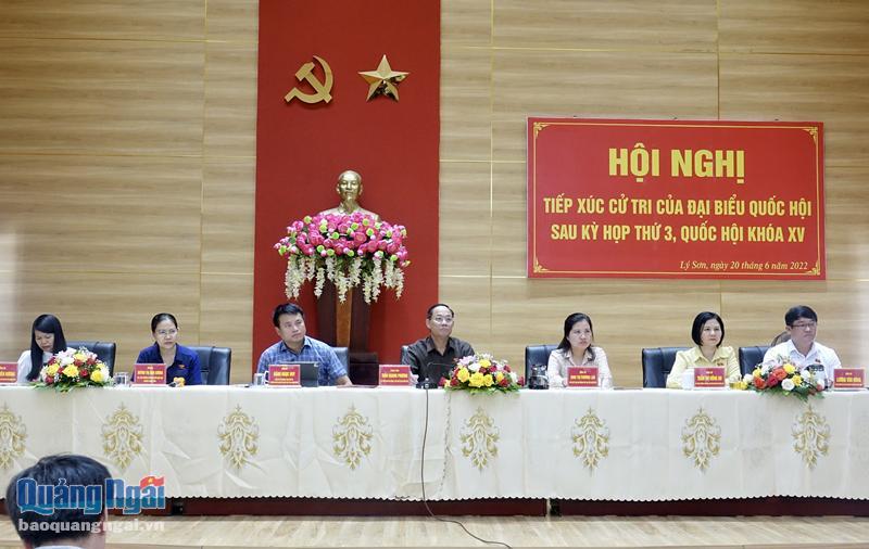 Phó Chủ tịch Quốc hội Trần Quang Phương tiếp xúc cử tri huyện Lý Sơn