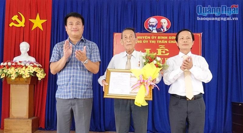 Bình Sơn trao Huy hiệu Đảng cho các đảng viên lão thành