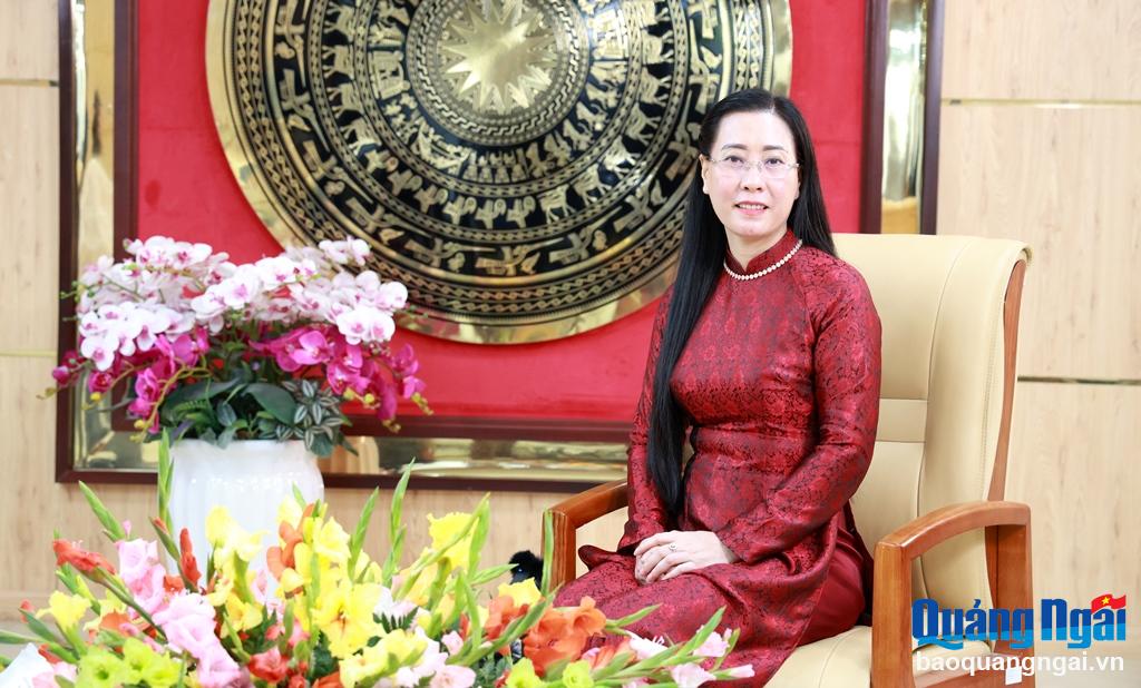 Video: Bí thư Tỉnh ủy Bùi Thị Quỳnh Vân trao đổi đầu xuân với Báo Quảng Ngãi