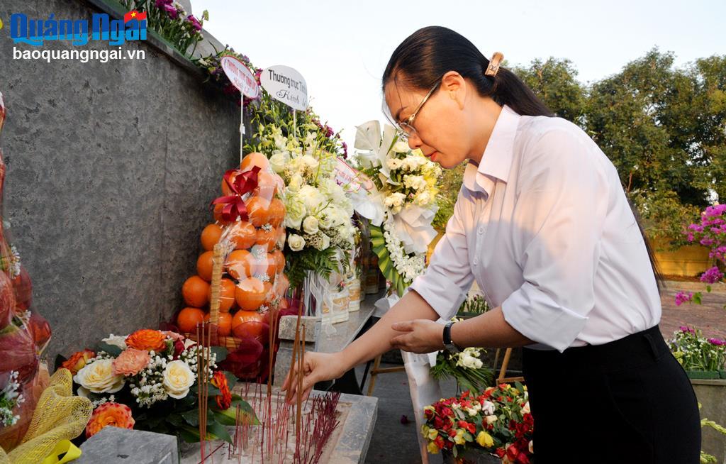 Bí thư Tỉnh ủy Bùi Thị Quỳnh Vân dâng hương tưởng niệm 504 người dân Sơn Mỹ