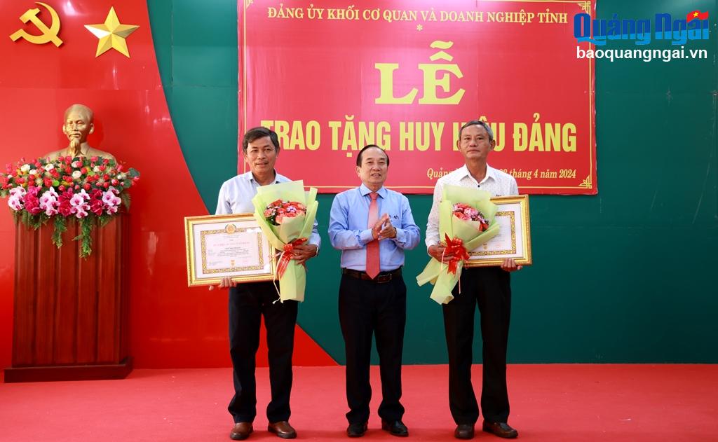 Trao Huy hiệu 30 năm tuổi Đảng cho đảng viên