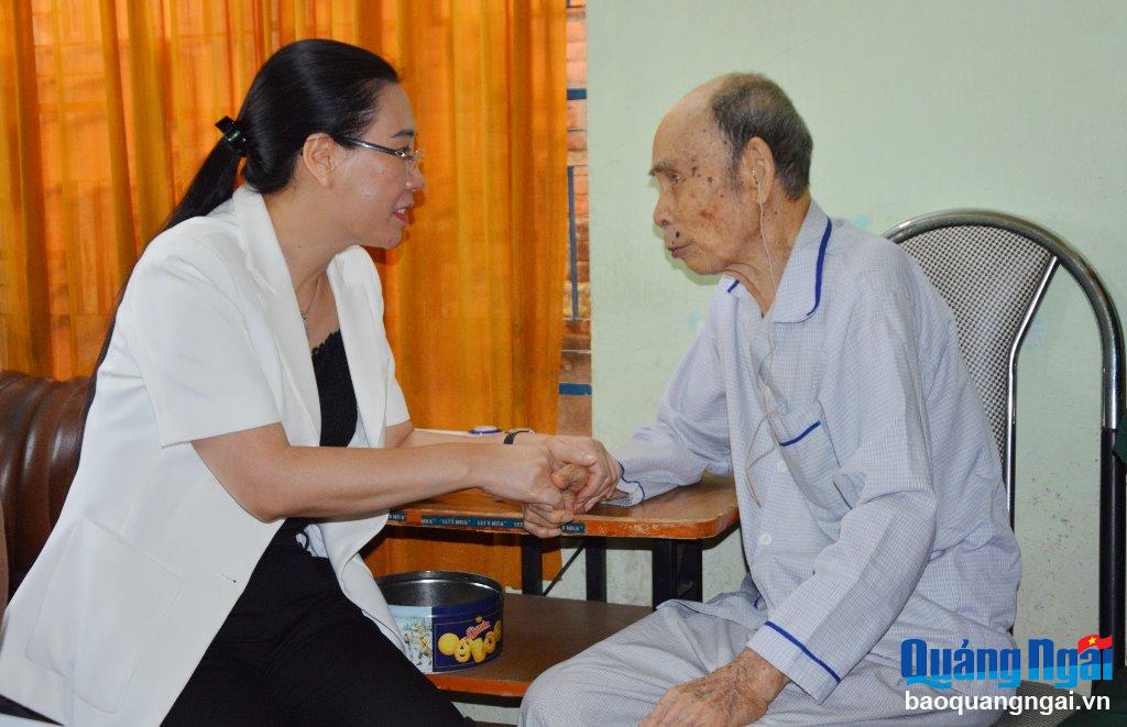 Bí thư Tỉnh ủy Bùi Thị Quỳnh Vân thăm hỏi, tri ân các chiến sĩ Điện Biên
