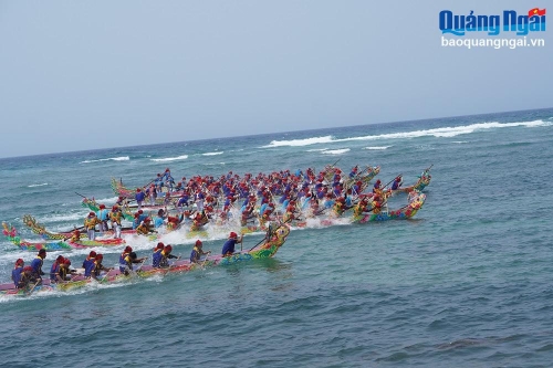 Hội đua thuyền truyền thống tứ linh Lý Sơn