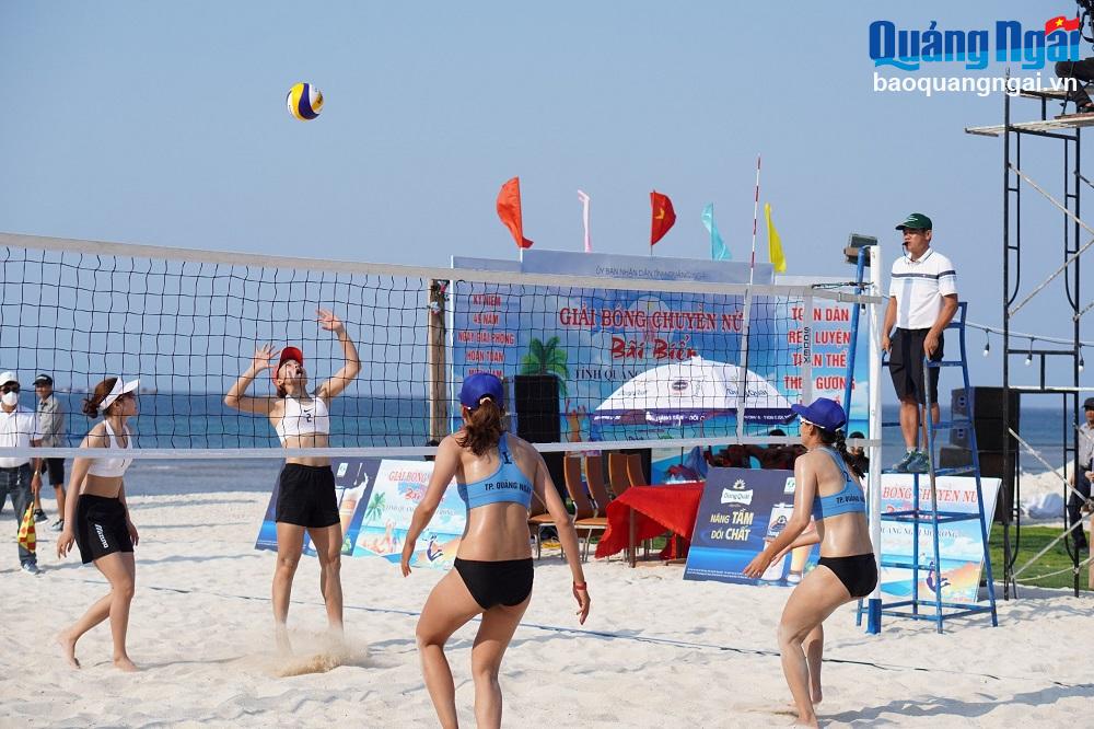 Hấp dẫn Giải bóng chuyền nữ bãi biển Quảng Ngãi