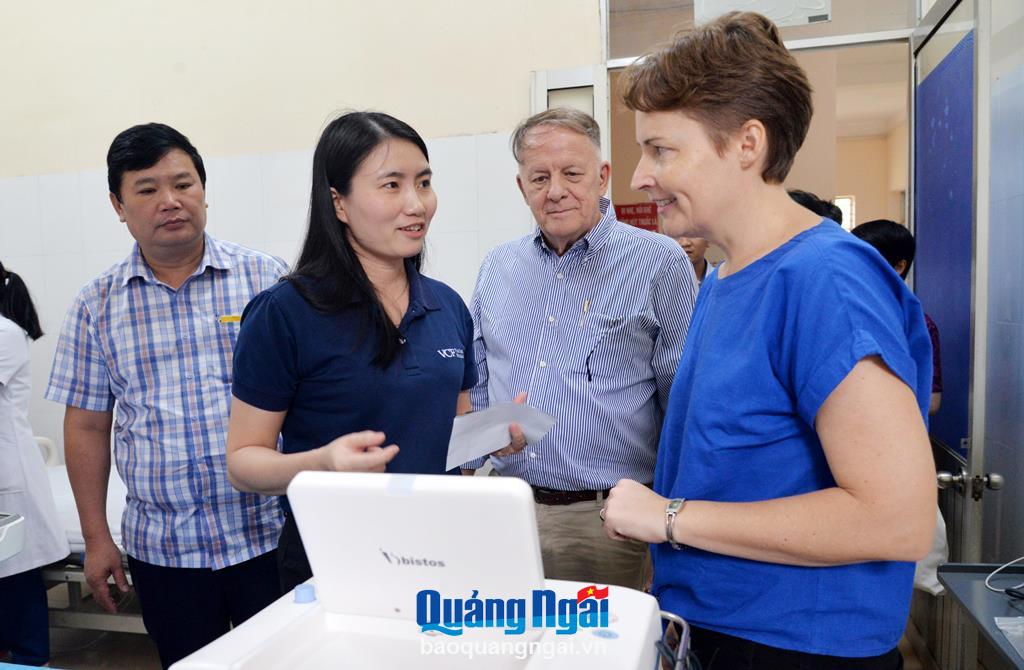 Tặng thiết bị y tế cho Trung tâm Y tế huyện Trà Bồng
