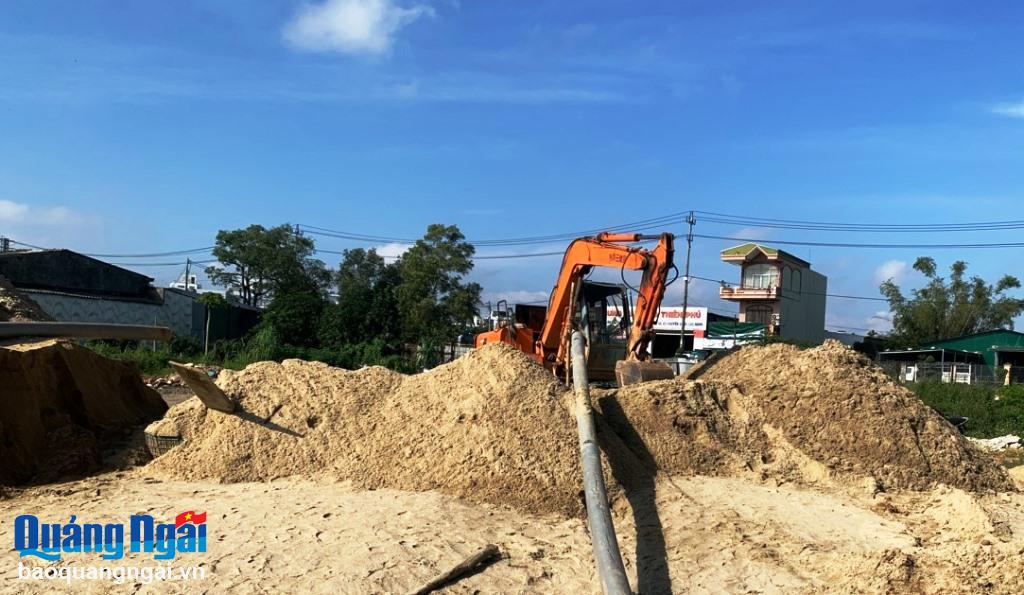 Kiểm tra việc khai thác cát trên sông Bàu Giang