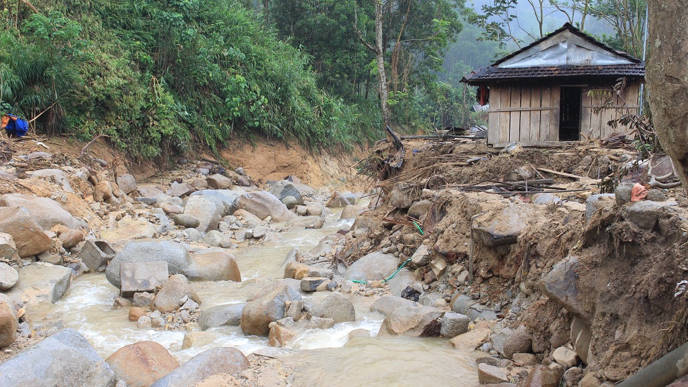Video: Mất nhà sau lũ, người dân Mang He thêm nỗi lo bão đến