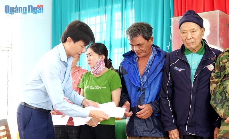 Công ty CPĐT BĐS Nam Khang miền Trung: Chia sẻ khó khăn với người dân bị thiệt hại do bão số 9