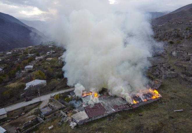Người Armenia tự đốt nhà trước khi nhượng đất cho Azerbaijan