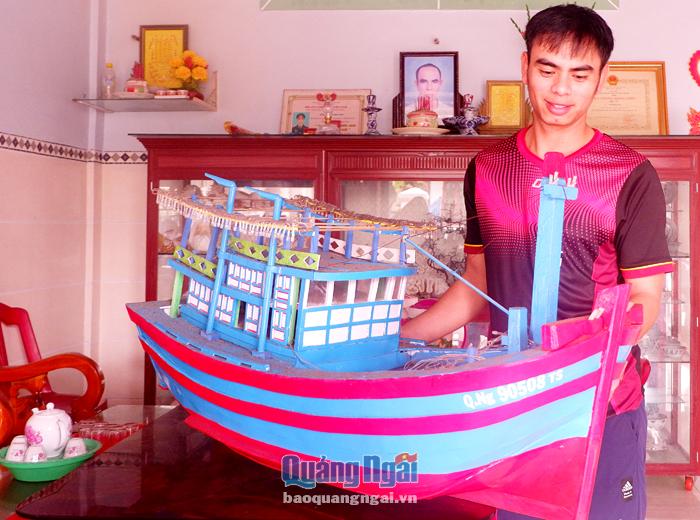 Chàng trai mê làm mô hình tàu thuyền