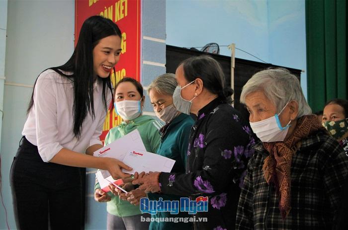 Hoa hậu Đỗ Thị Hà tặng quà cho người dân vùng lũ Nghĩa Hành