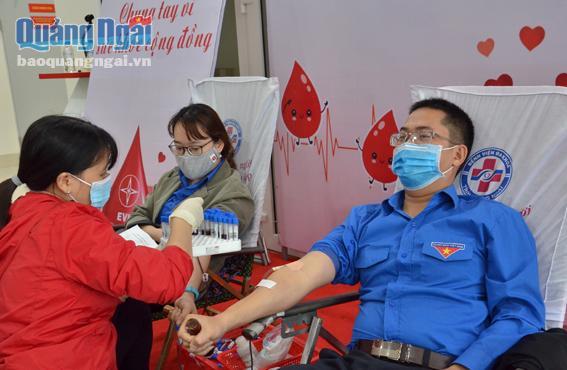 Công ty Điện lực Quảng Ngãi: Hiến 165 đơn vị máu