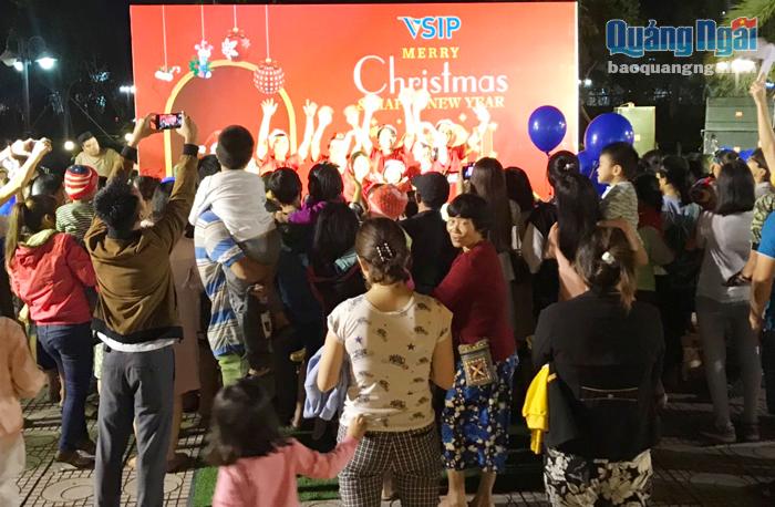 VSIP Quảng Ngãi: Tổ chức chương trình ca hát, biểu diễn âm nhạc và ông già Noel tặng quà cho các cháu thiếu nhi