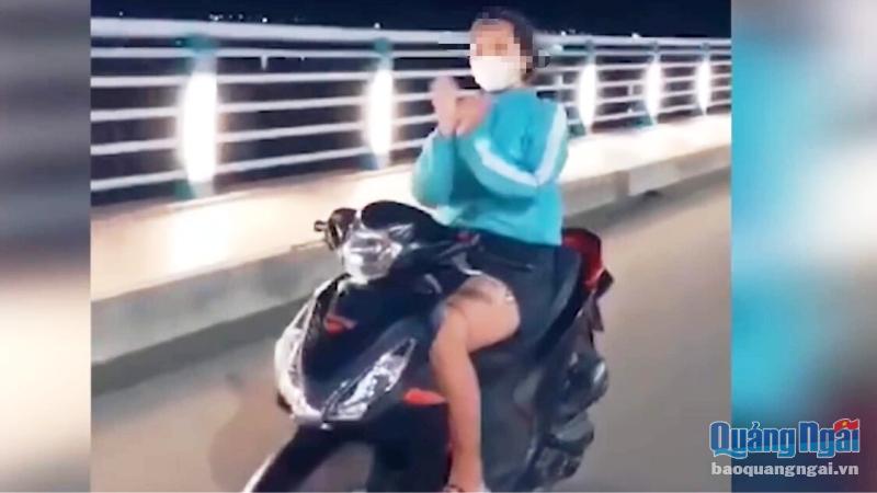 Xử phạt cô gái điều khiển xe máy thả tay 'múa quạt' trên cầu Thạch Bích