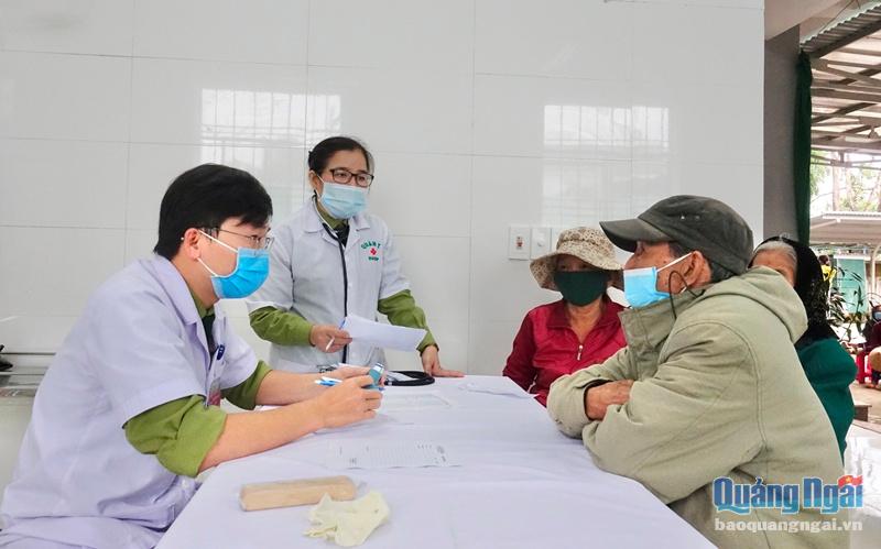 Khám bệnh, cấp thuốc miễn phí cho hơn 400 người dân Nghĩa Hành