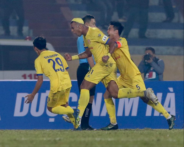 CLB Hà Nội thua đậm Nam Định ở trận khai mạc V-League 2021