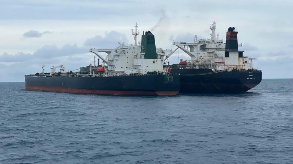 Indonesia bắt giữ tàu chở dầu Iran và Panama