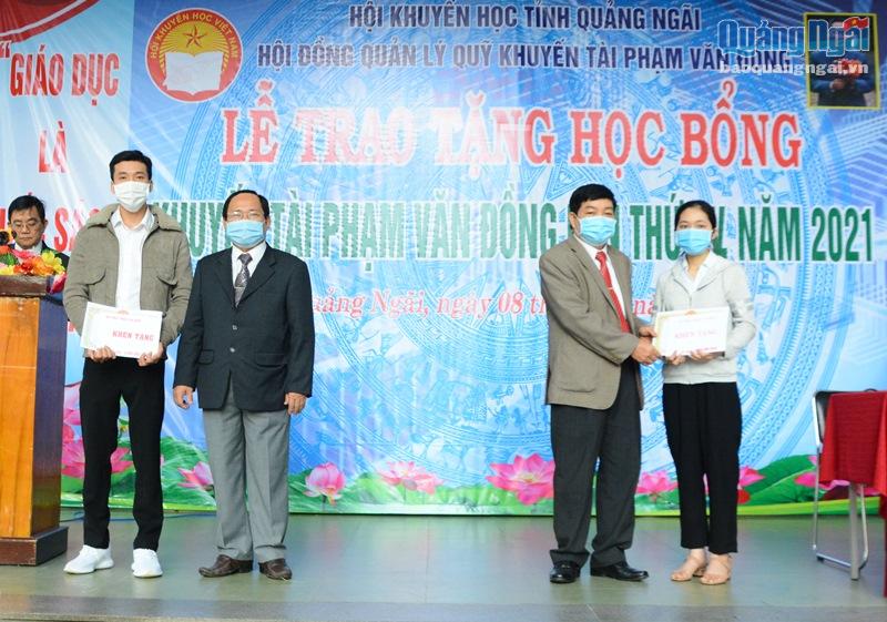 Trao học bổng khuyến tài Phạm Văn Đồng cho 194 sinh viên
