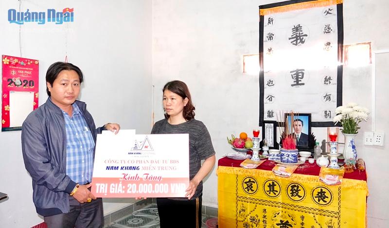 Công ty CP Đầu tư BĐS Nam Khang miền Trung:: Trao tiền hỗ trợ cho gia đình 2 công dân dũng cảm cứu người đuối nước