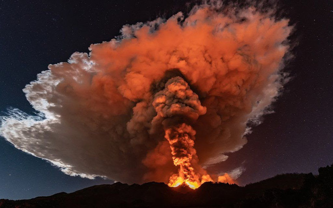 Cận cảnh núi lửa Etna phun trào, bừng sáng trời đêm Sicily (Italy)