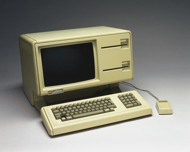 Vì sao máy tính ngày xưa thường có màu ngả vàng?