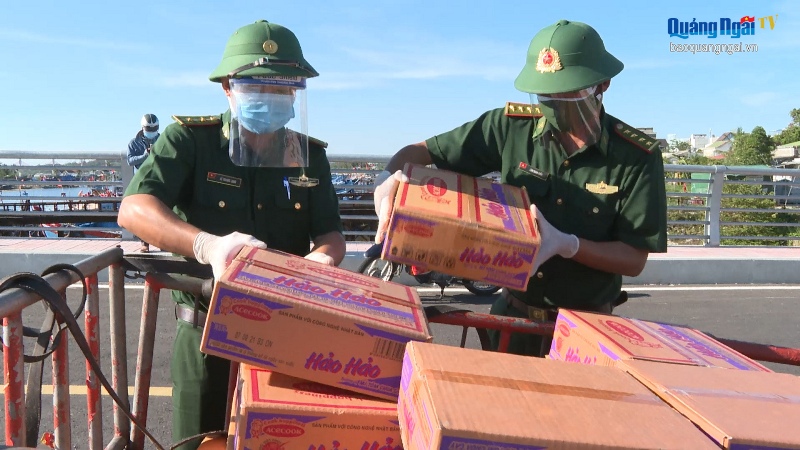 Video: Chiến sĩ quân hàm xanh hỗ trợ người dân vùng phong tỏa