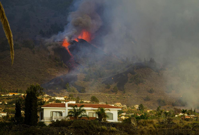 Núi lửa phun trào ở quần đảo Canaria (Tây Ban Nha), hàng nghìn người phải sơ tán