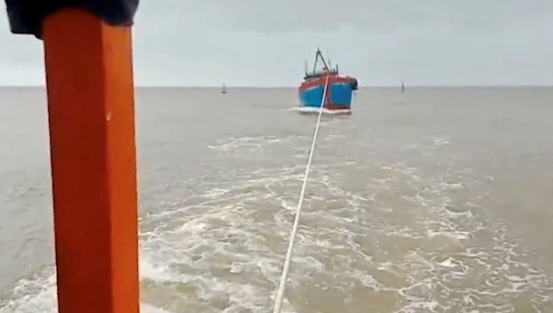 Video: Cứu hộ thành công tàu cá bị nạn giữa sóng lớn