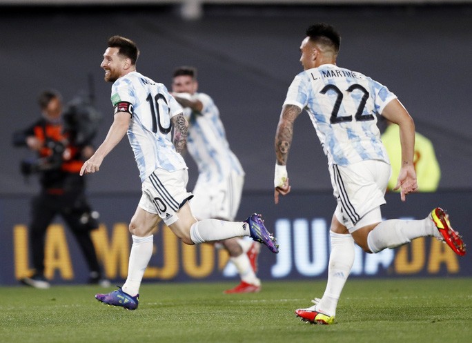 Messi lập kỷ lục Nam Mỹ, Argentina bám sát kình địch Brazil