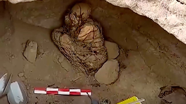 Phát hiện xác ướp hơn 800 năm tuổi bị trói bằng dây thừng, hai tay che mặt ở Peru