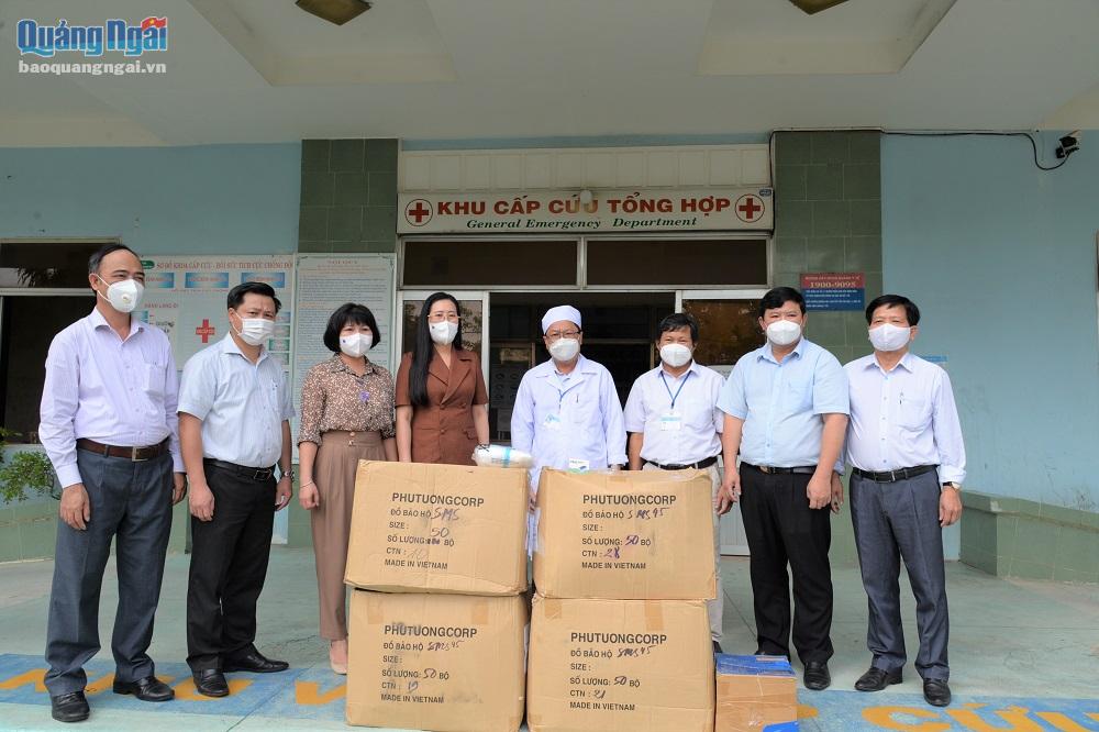 Bí thư Tỉnh ủy Bùi Thị Quỳnh Vân thăm, tặng quà tại Trung tâm Y tế huyện Sơn Tịnh