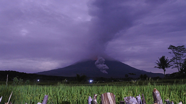 Núi lửa cao nhất Indonesia phun trào khiến một người thiệt mạng, hàng chục người bị thương
