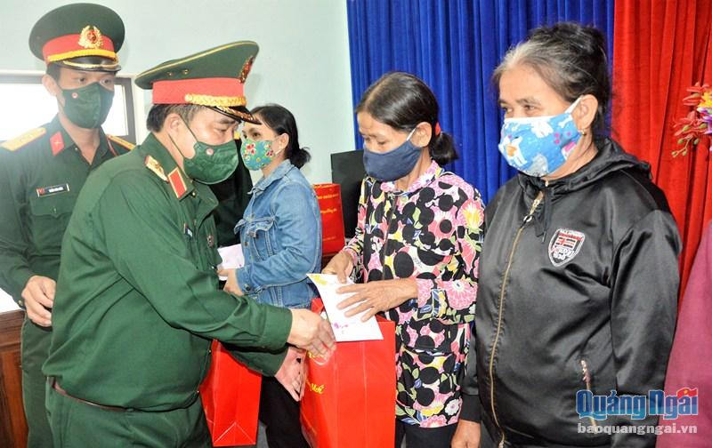 Bộ Tư lệnh Quân khu 5 thăm, tặng quà Tết cho đồng bào nghèo tại Quảng Ngãi