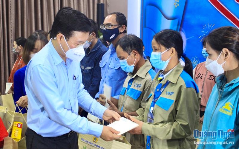 Thường trực Ban Bí thư Võ Văn Thưởng tặng quà cho công nhân lao động khó khăn tại Quảng Ngãi