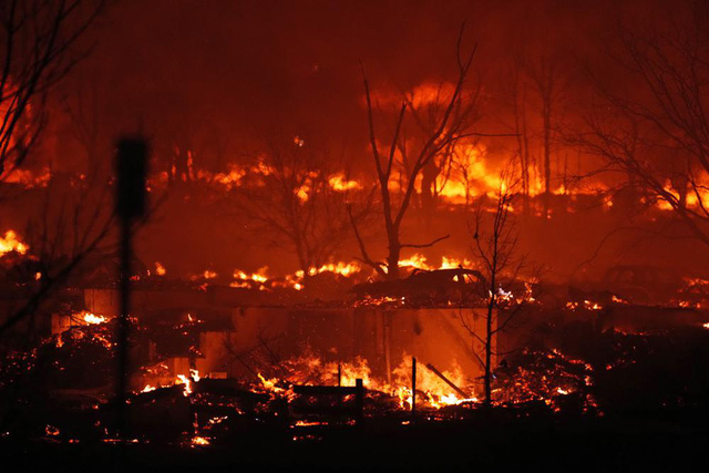 Mỹ: Cháy rừng nghiêm trọng ở California khiến cư dân phải sơ tán, đường cao tốc đóng cửa