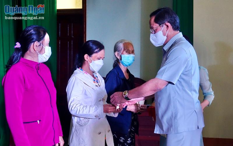 Phó Chủ tịch Quốc hội Trần Quang Phương thăm, tặng quà Tết cho hộ nghèo, trẻ em có hoàn cảnh khó khăn