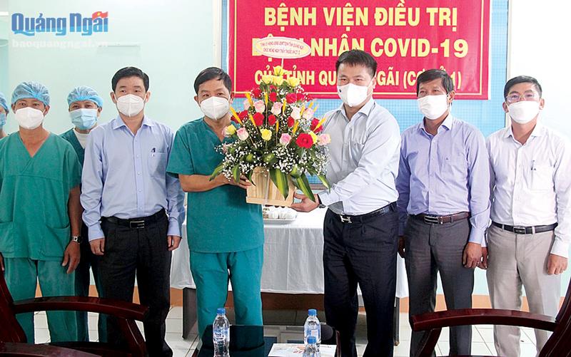 Thăm, chúc mừng các y, bác sĩ nhân Ngày Thầy thuốc Việt Nam