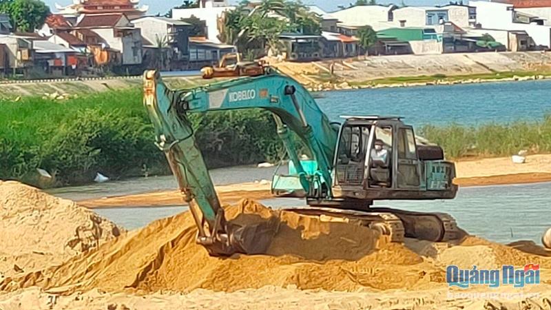 Xử lý nghiêm hai doanh nghiệp khai thác cát trái phép trên sông Vệ