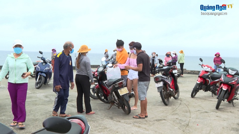 Video: Chấn chỉnh tình trạng xe ôm tranh giành khách ở đảo Bé