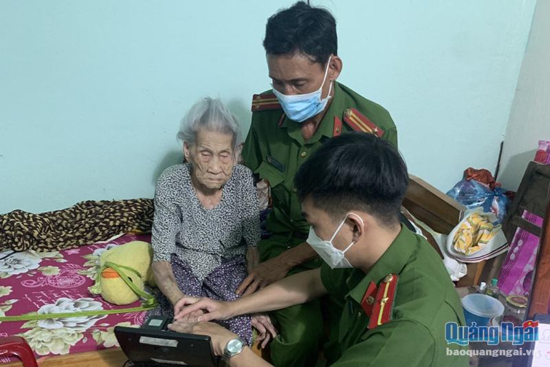 Cụ bà 107 tuổi được cấp căn cước công dân tại nhà