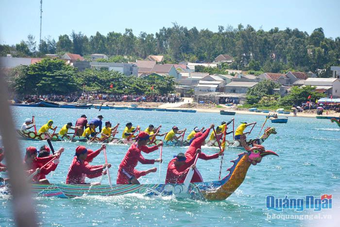 Lễ hội đua thuyền truyền thống ngày Tết Đoan Ngọ