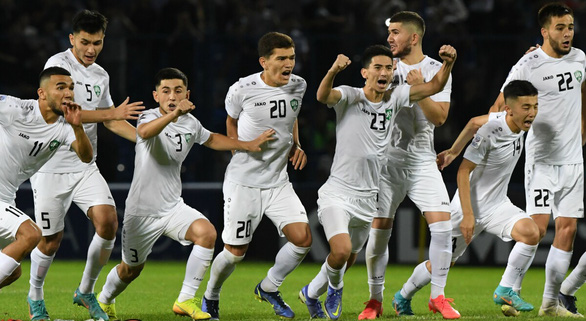 Thủ môn lãnh thẻ đỏ, Uzbekistan vẫn loại Iraq trên chấm luân lưu và đi tiếp ở giải U23 châu Á