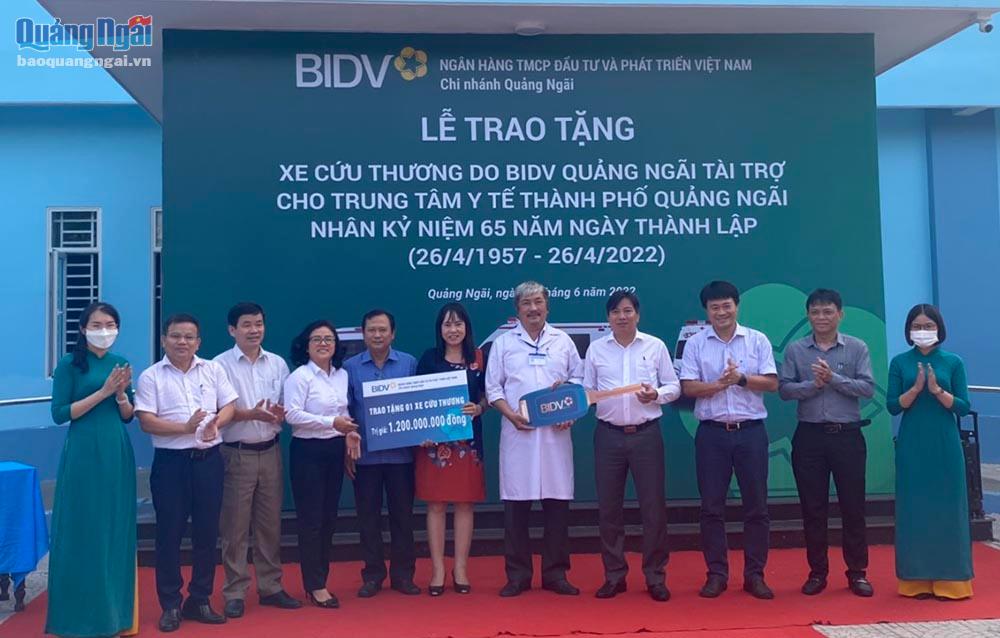 BIDV Quảng Ngãi: Tặng xe cứu thương cho Trung tâm Y tế thành phố Quảng Ngãi