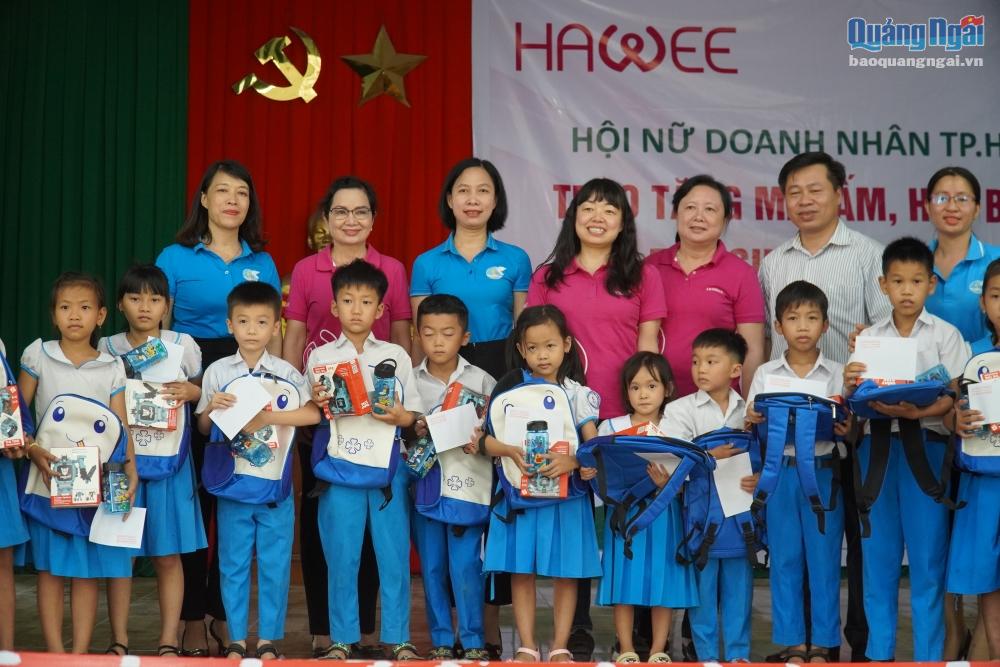 Trao 100 suất học bổng cho học sinh nghèo vượt khó huyện Sơn Tịnh