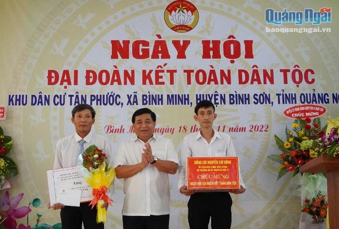 Bộ trưởng Bộ KH&amp;ĐT Nguyễn Chí Dũng dự Ngày hội Đại đoàn kết toàn dân tộc ở xã Bình Minh