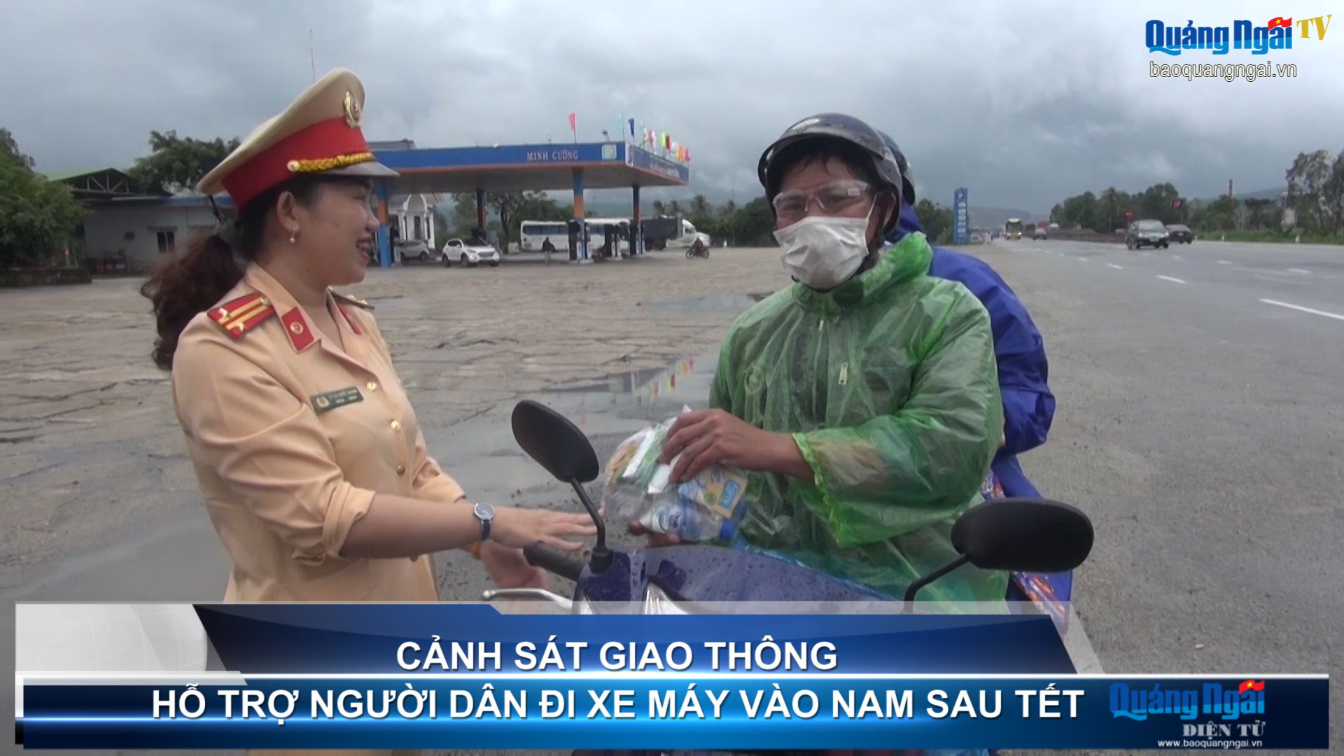 Video: Cảnh sát giao thông hỗ trợ người dân đi xe máy vào Nam sau Tết